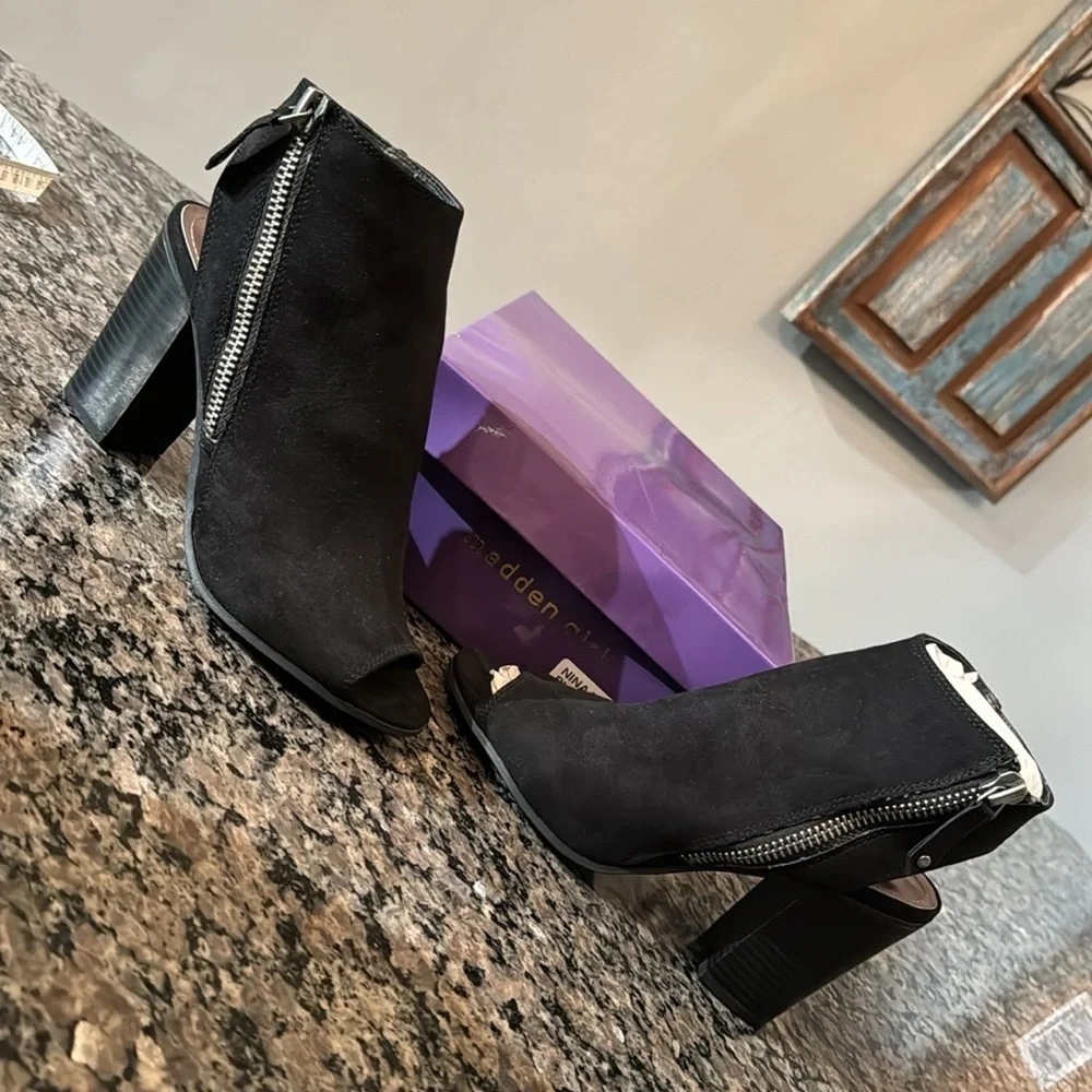 Madden girl black suede peep toe ankle boot NIB 8.5